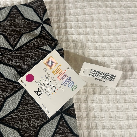 LuLaRoe Women’s Cassie Pencil Skirt/Size: XL /Color: Gray-Black Geometric (NWT) - Picture 2 of 7